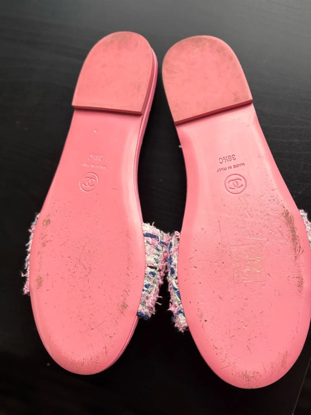 EUC CHANEL 23P Women’s Pink Tweed Slide Sandals with Gold Chain Accent Size 38.5